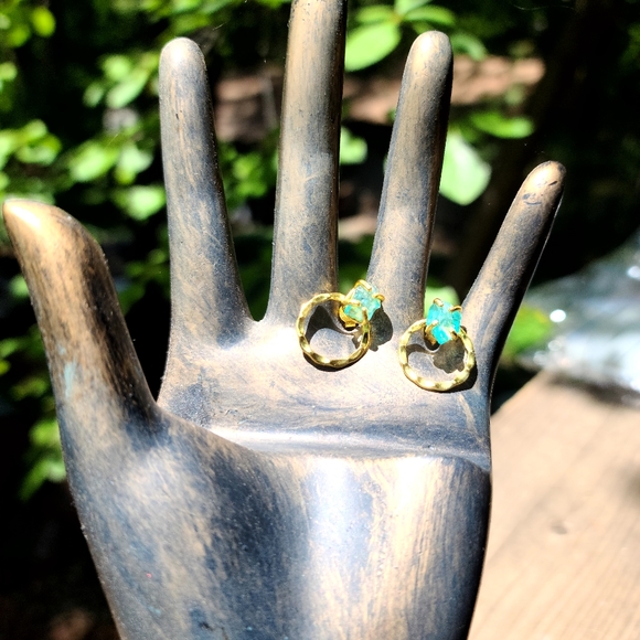 3k Apatite raw nugget gold hoop earrings - Picture 7 of 7